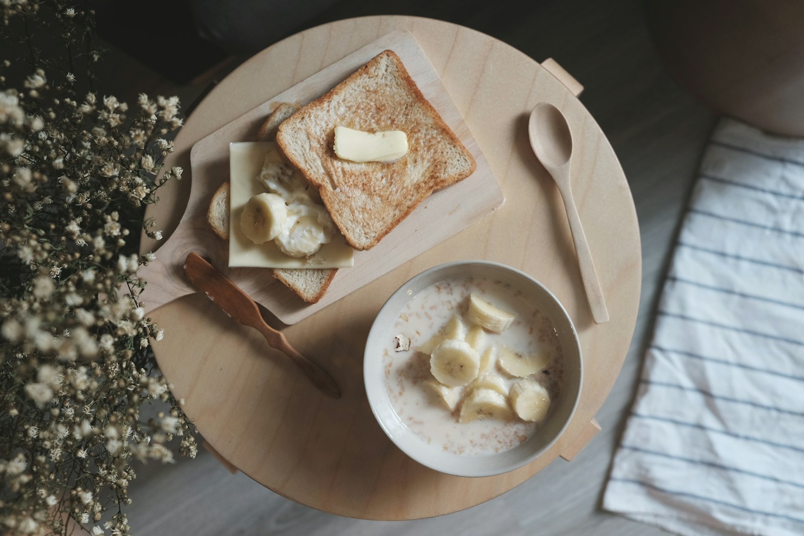 Bubur oat dengan pisang untuk jadwal makan bayi 6 bulan