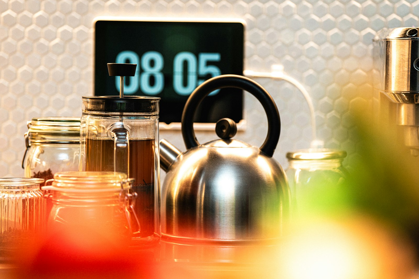 Jam di dapur sebagai pengingat jadwal makan bayi 6 bulan