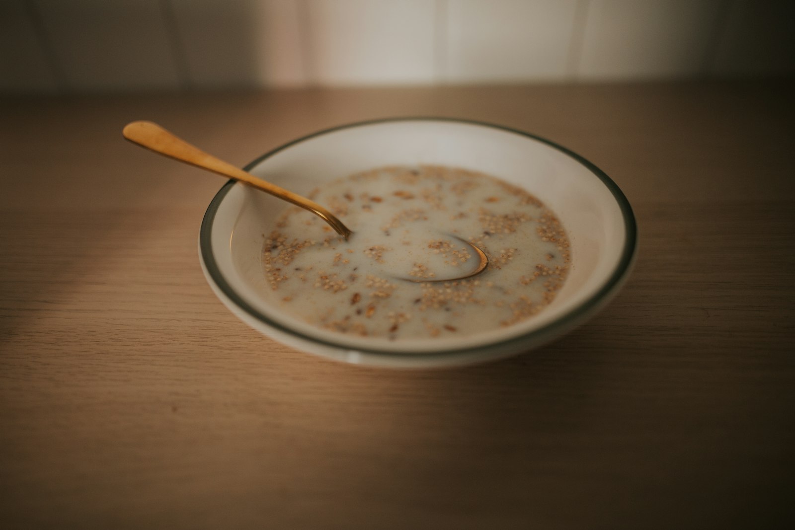Semangkuk bubur dengan sendok, MPASI dini dan terlambat