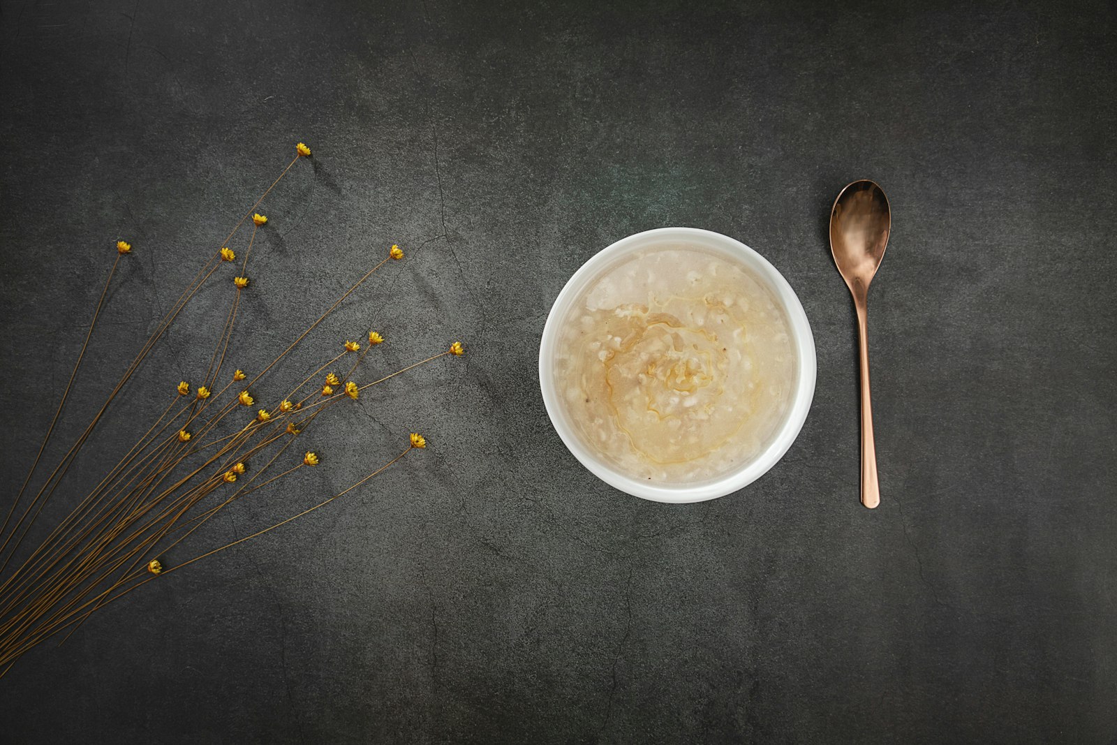 Porsi MPASI 6 bulan berupa bubur kental dalam mangkok kecil