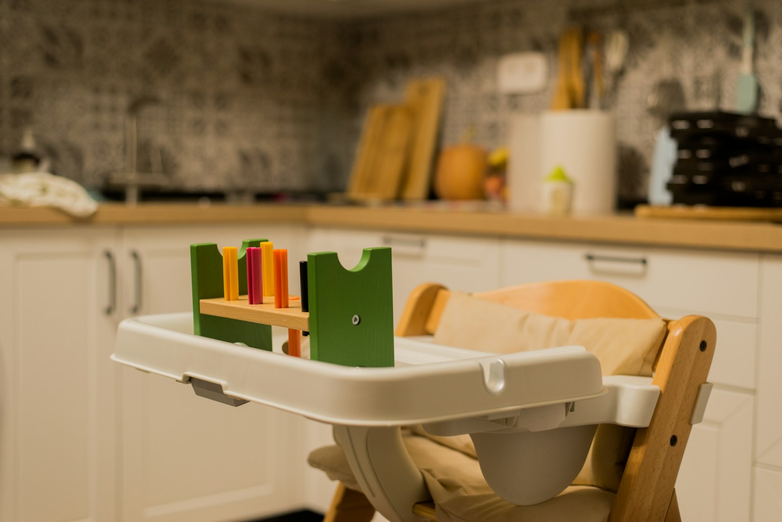 Kursi makan bayi di dapur untuk bayi yang menunjukkan tanda bayi siap MPASI
